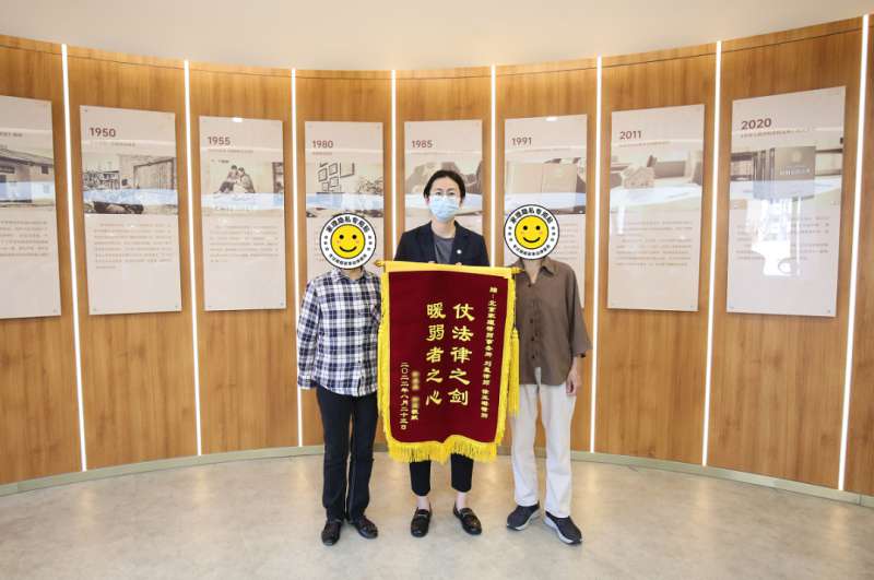 仗法律之剑 暖弱者之心——刘盈、徐亚琳律师获赠锦旗