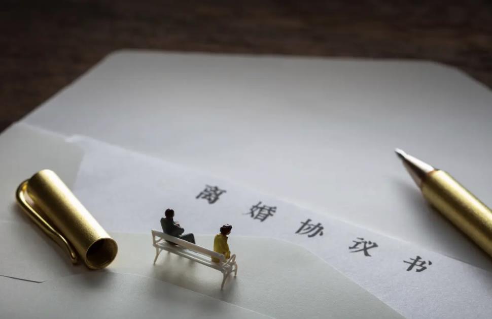 起诉离婚可以让对方出去住吗？上海本地离婚律师收费