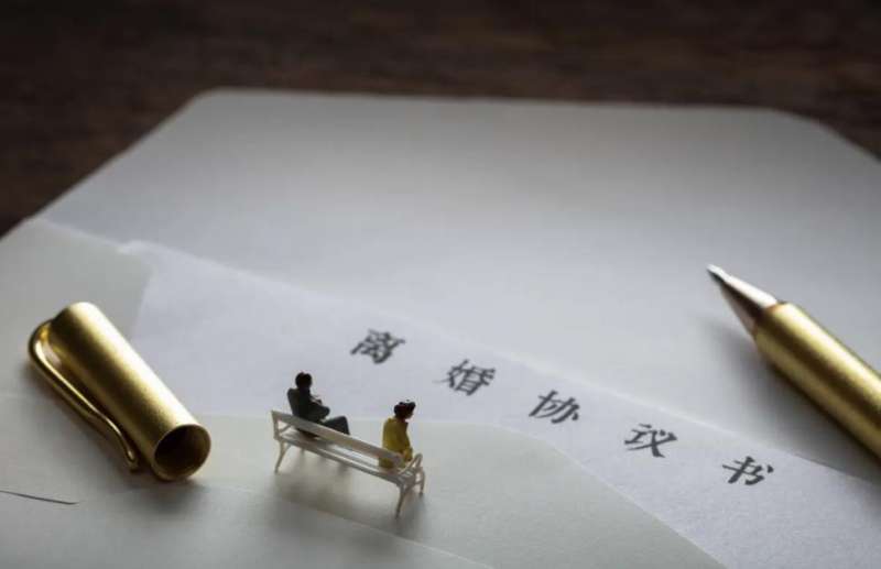 起诉离婚可以让对方出去住吗？上海本地离婚律师收费